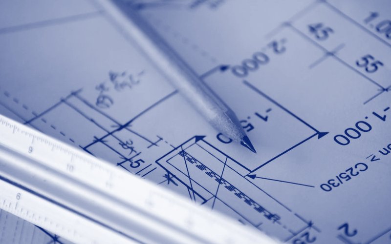 Planta técnica com lápis e escalímetro