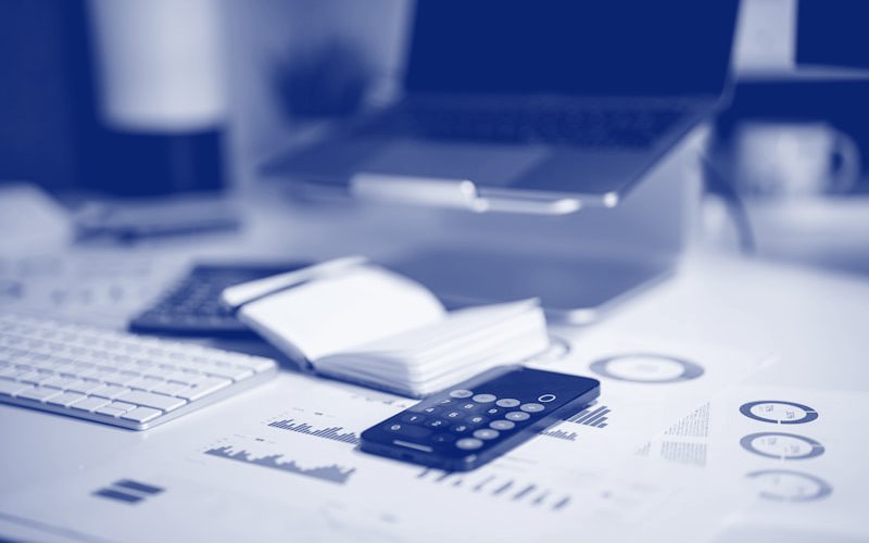 Mesa de análise com relatórios e calculadora