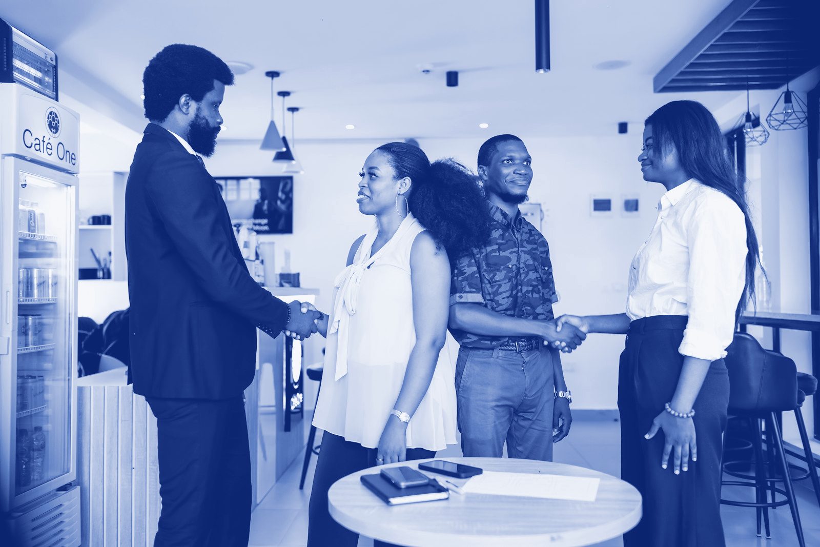 Aperto de mãos em reunião de trabalho